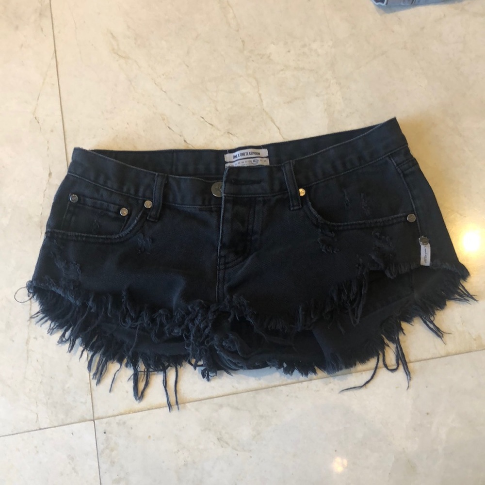 Black one teaspoon shorts size 28